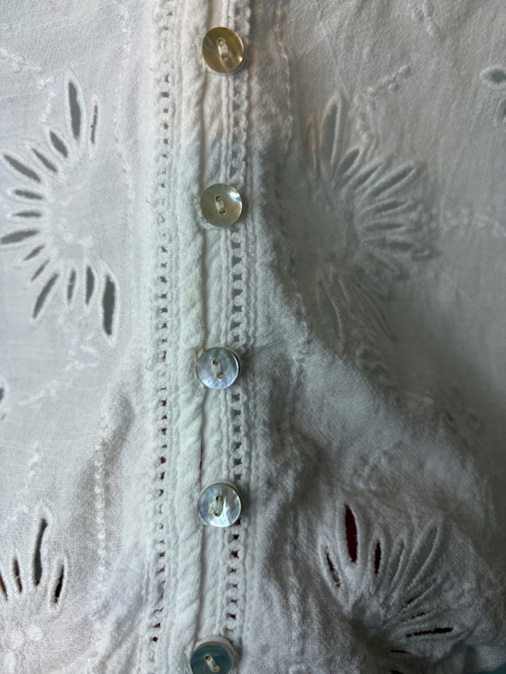 White Embroidered V-Neck Button Front Top Size M - Picture 11 of 13